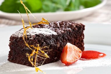 Čokoládové brownies s jahodovým coulis					